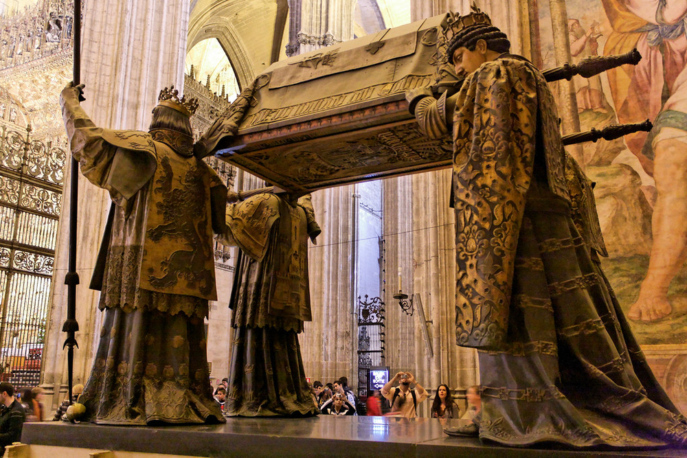Tumba de Cristóbal Colón en la catedral de Sevilla.