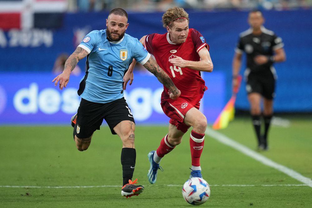 Nahitan Nández de la selección de Uruguay y Jacob Shaffelburg de Canadá