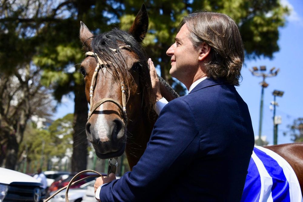 Lacalle Pou conociendo a la yegua que le regalaron