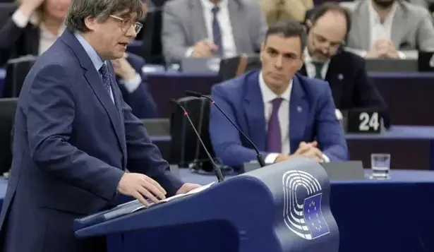 Pedro Sánchez y Carles Puigdemont, candidato en la elección del 12M.