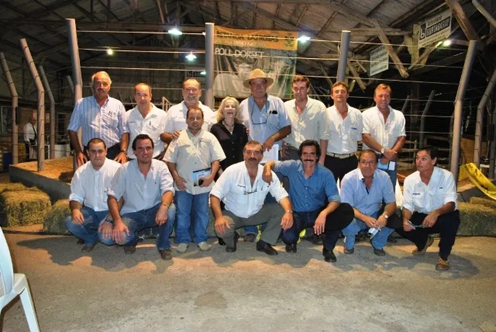 Integrantes de la cabaña con los miembros de los escritorios