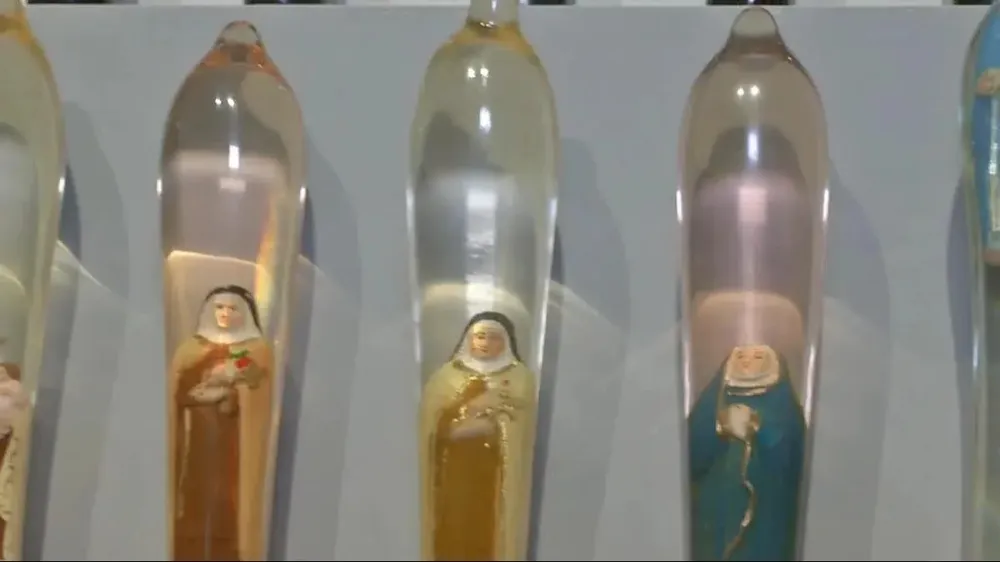 Vírgenes en preservativos de cristal en la muestra de Luzardo