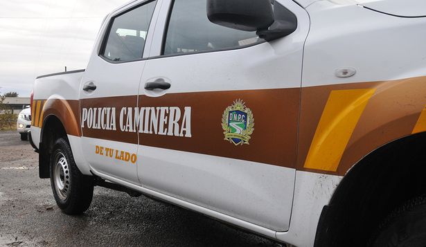 Dos peatones murieron tras ser atropellados por un auto y una camioneta en los departamentos de San José y Rocha
