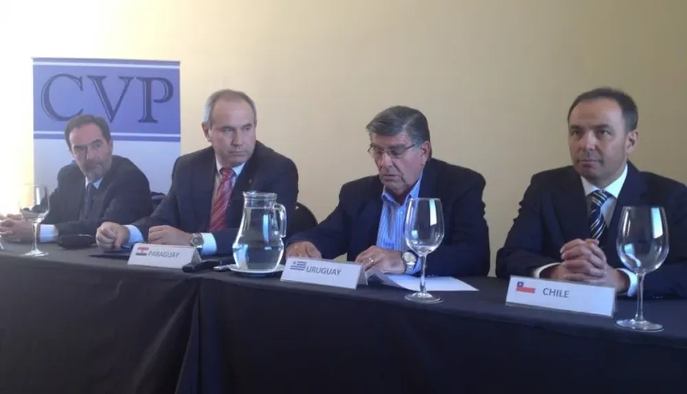 Luis Carné (Senasa, Argentina), Idoyaga (Senacsa, Paraguay), Muzio (MGAP, Uruguay) y Julio Urzúa (SAG, Chile)