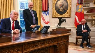 Donald Trump, Rupert Murdoch y el secretario de Comercio, Howard Lutnick, en la Casa Blanca en febrero de 2025.