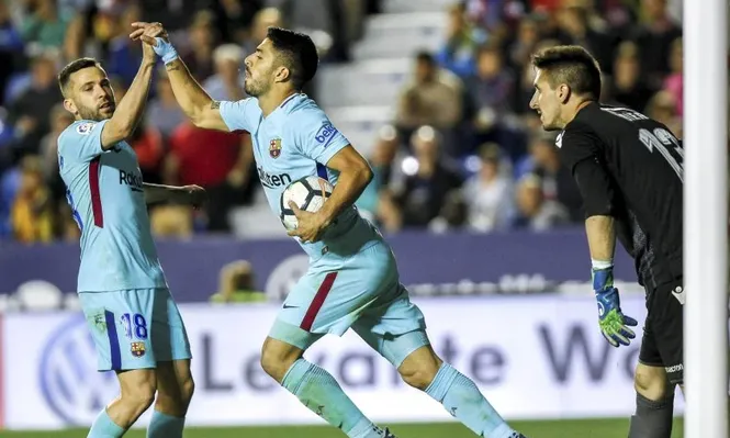 Luis Suárez, marcó de penal, pero no alcanzó para ganar a Levante