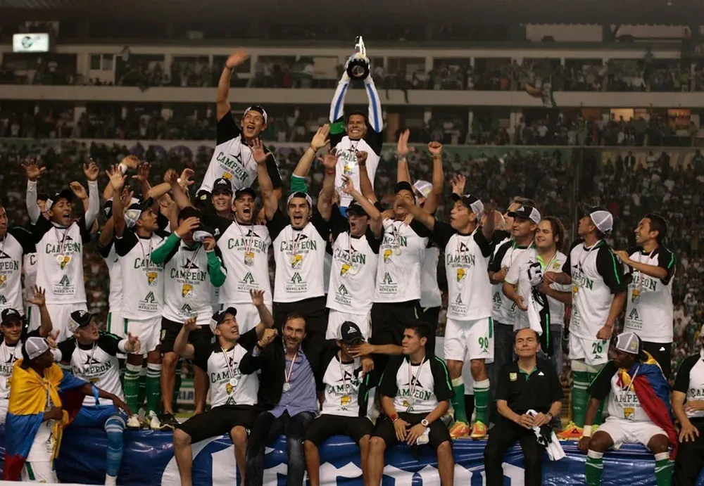 Gustavo Matosas sentado en el medio del festejo con León de México