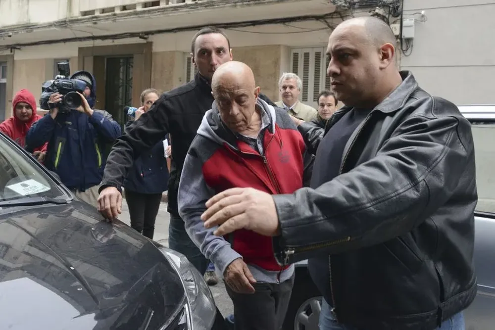 Amodio Pérez llegó este lunes al juzgado acompañado por sus custodios