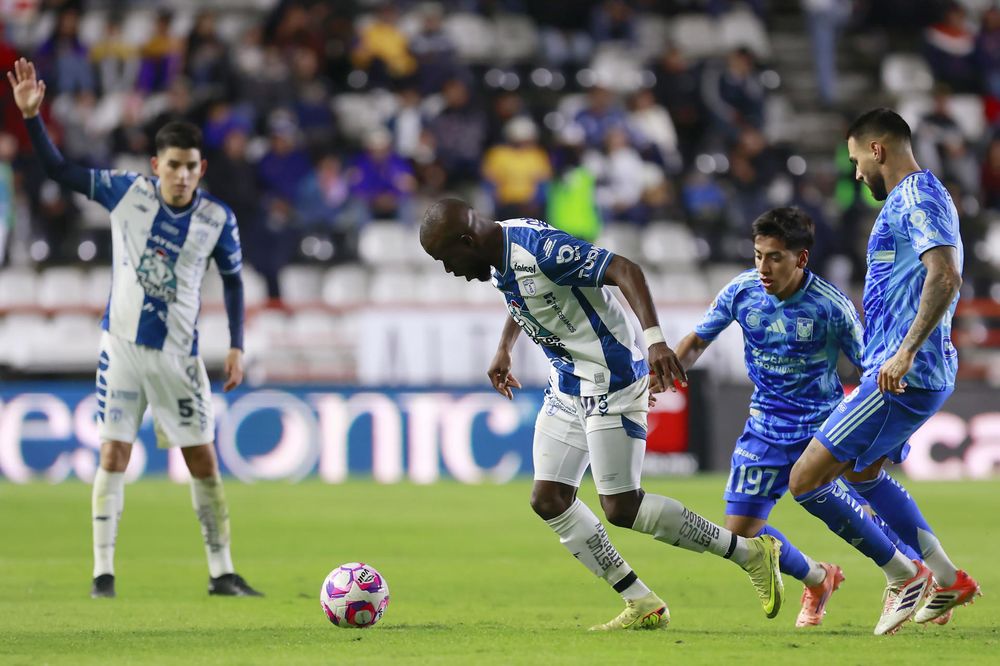 Enner Valencia de Pachuca (c) disputa el balón con Diego Alexander Sánchez (d) de Tigres Enner Valencia de Pachuca (c) disputa el balón con Diego Alexander Sánchez (d) de Tigres