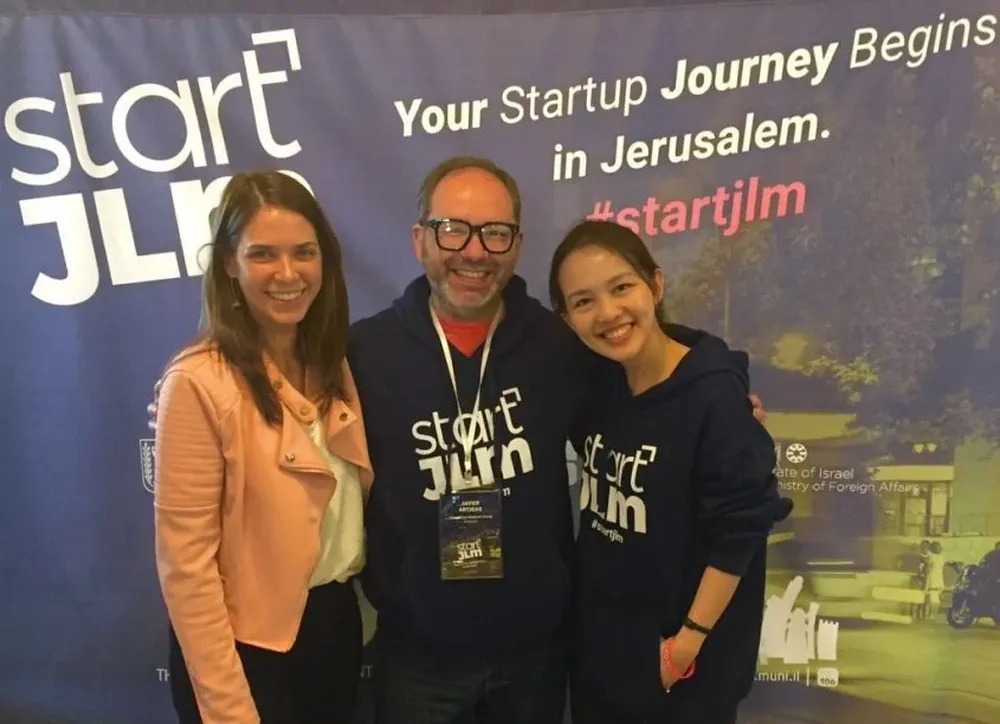 Javier Artigas junto a Maayan Keyes de Siftech Jerusalem Israel y Sakunee Niranvichaiya, médica de Tailandia