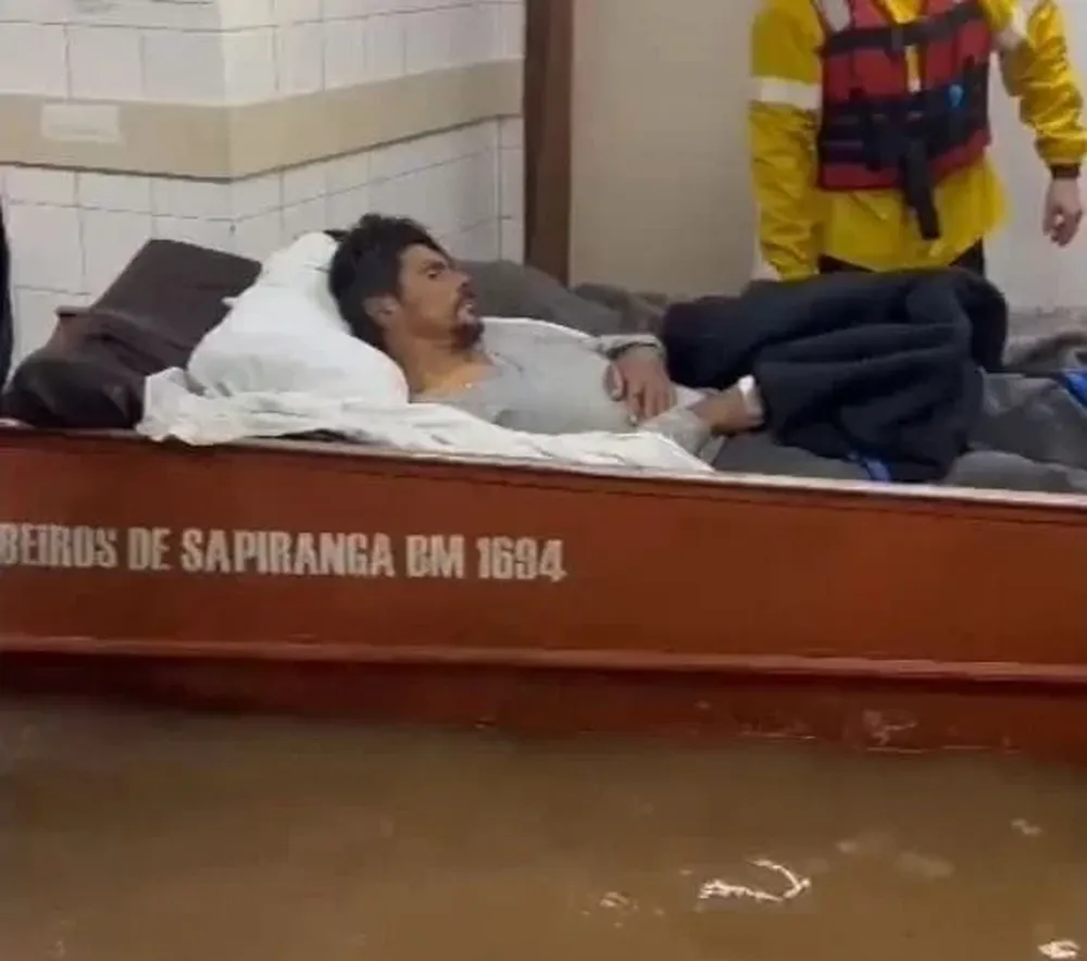 Un hospital se inundpo y tuvieron que evacuar a los pacientes
