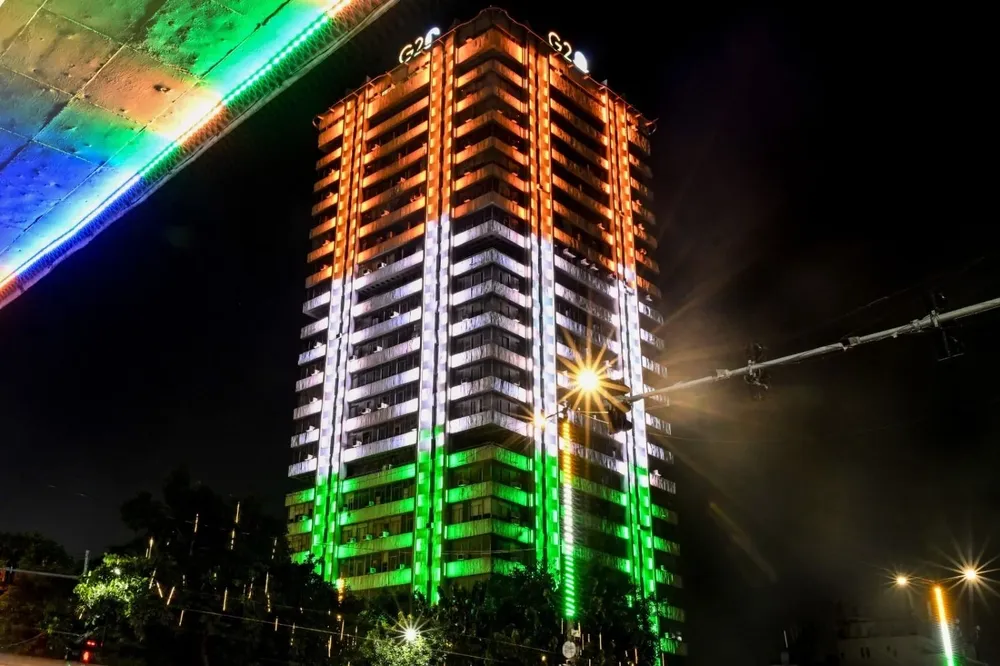 En India, los rascacielos iluminados con los colores nacionales anuncian el inicio de la cumbre del G20