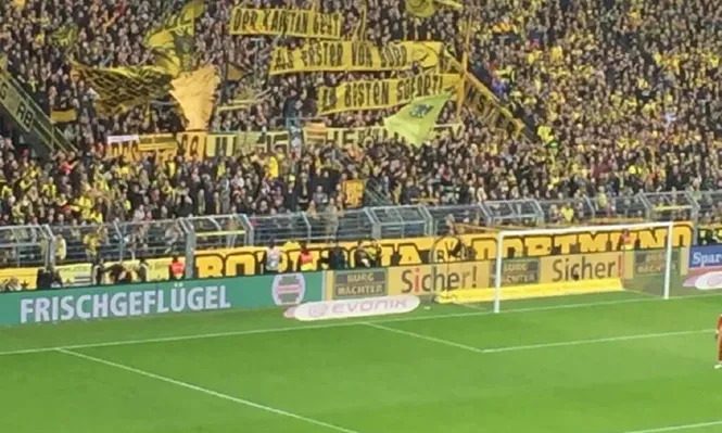 La pancarta contra Hummels