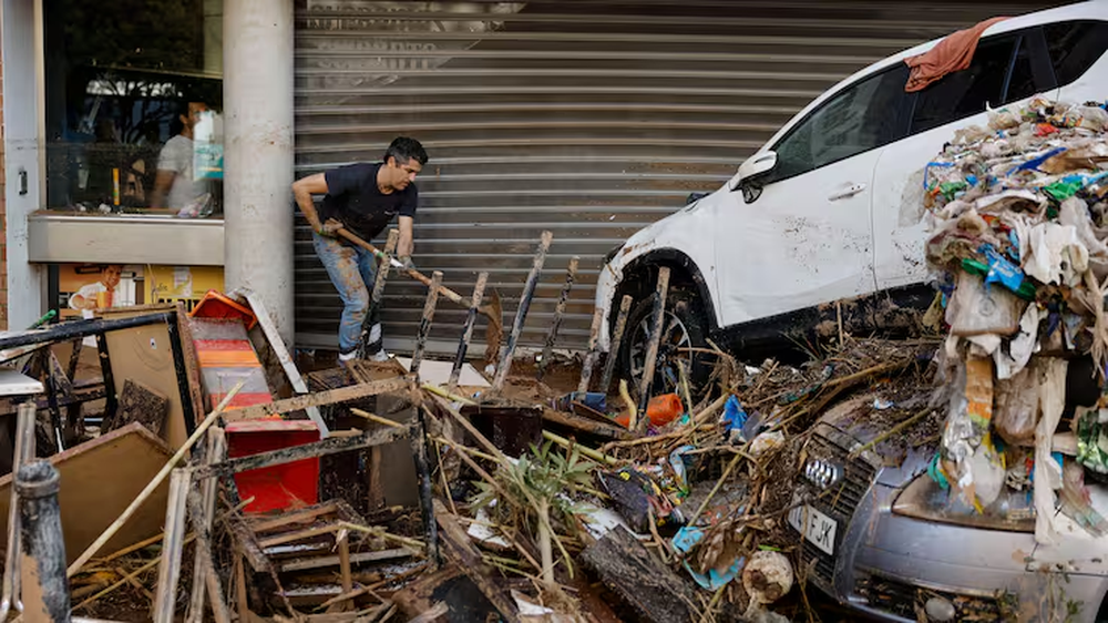 Los coches amontonados bloquean la salida de las casas.