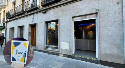 Entrada a los aseos de The Mad Toilets, en la Plaza de San Miguel, en pleno centro de Madrid