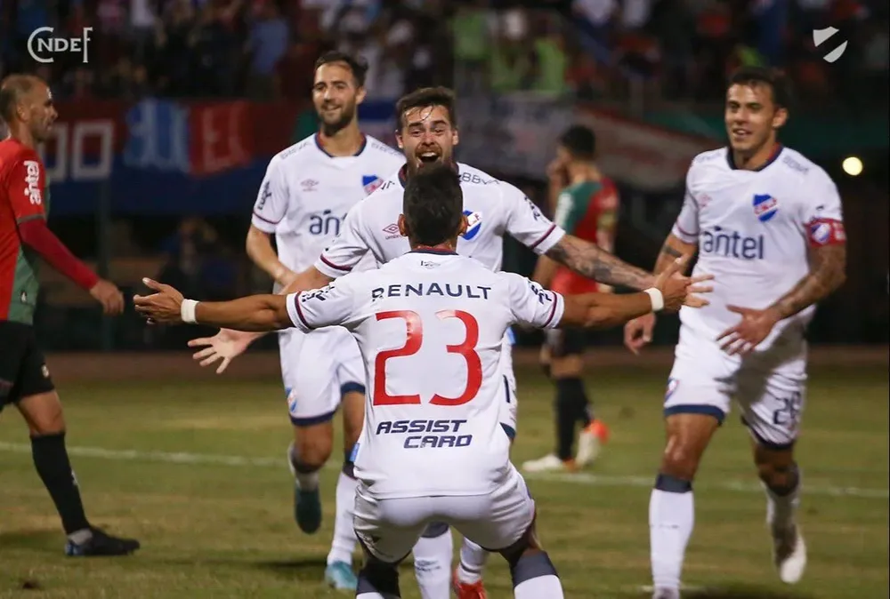 Trezza festeja la goleada tricolor