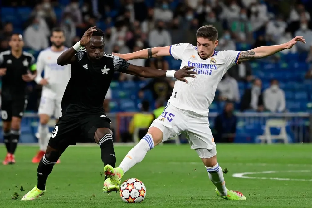 Federico Valverde lucha con Adama Traore