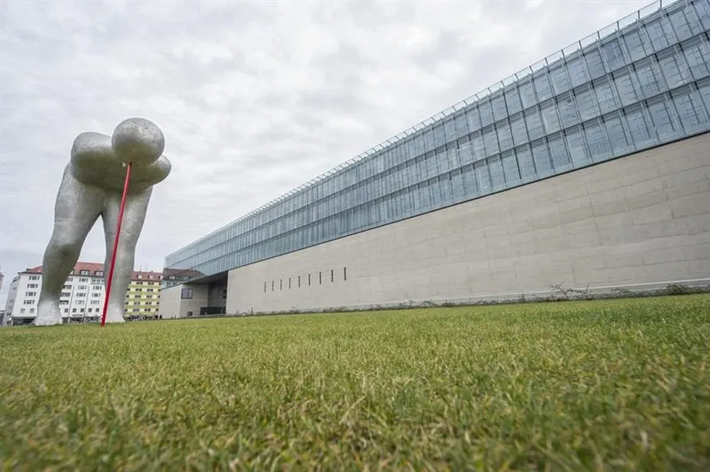 Alemania- Imagen de la estatua en el exterior del museo de arte egipcio que lleva por título Presente Contínuo