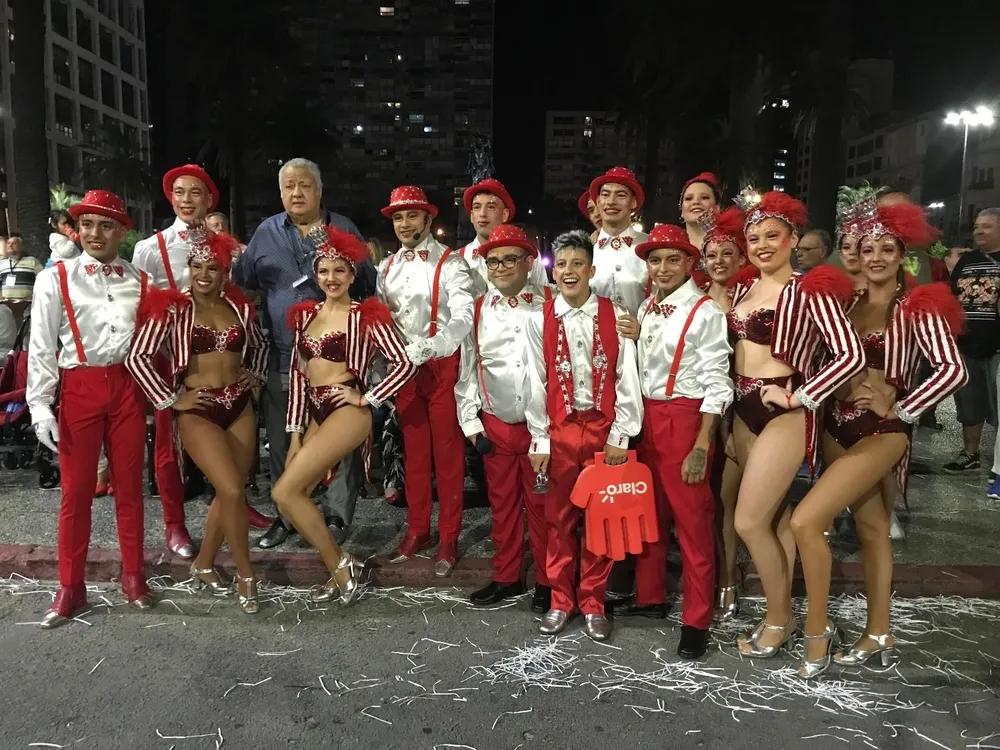 Integrantes de la revista House junto a Enrique Espert, presidente de Daecpu