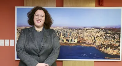La embajadora Ben Ami junto a una postal de Tel Aviv