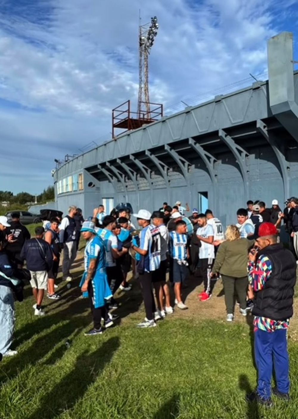 Hinchas de Cerro antes de ir al Campeón del Siglo Hinchas de Cerro antes de ir al Campeón del Siglo