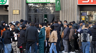 Cientos de pakistaníes llegan al Consulado de Pakistán en Barcelona para pedir certificados para tramitar la regularización