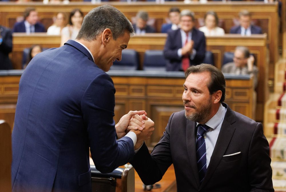 El presidente Pedro Sánchez, y el ministro Oscar Puente, en el Parlamento de España.