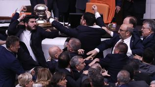 Pelea masiva en el parlamento de Turquía