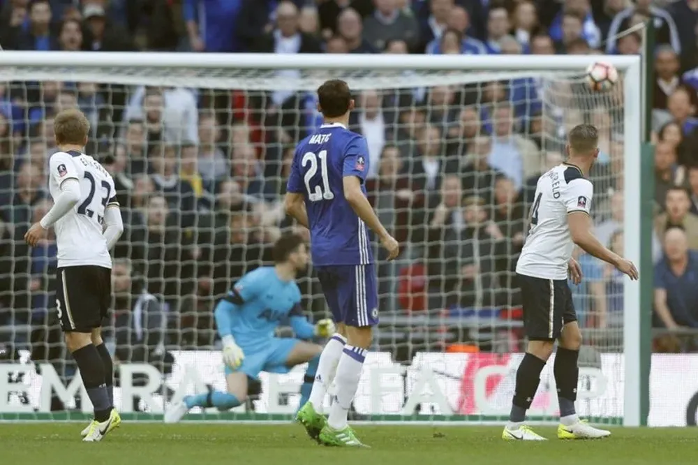 El cuarto gol, sobre el final del partido, obra del serbio Nemanja Matic