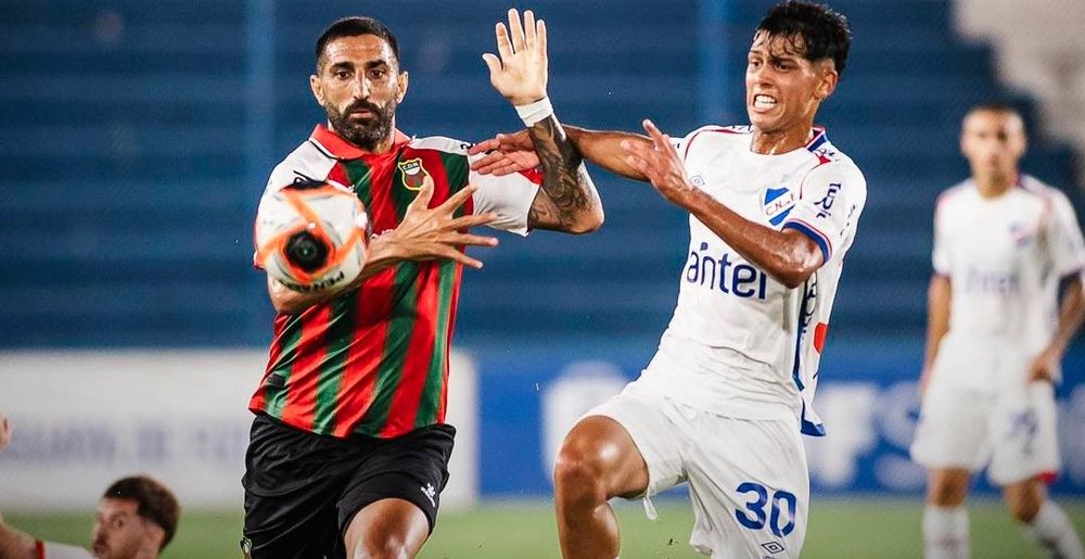 Hernán Menosse de Deportivo Maldonado ante la marca de Agustín Dos Santos de Nacional por la Copa de la Liga AUF