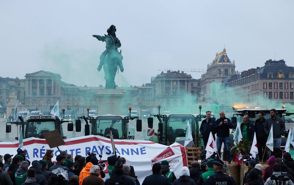 Agricultures protestaron contra el acuerdo Mercosur-UE: en la foto el jefe del principal sindicato de agricultores de Francia, FNSEA, Arnaud Rousseau, habla con agricultores y activistas durante una protesta contra la competencia desleal y el acuerdo de libre comercio, en la Place dArmes en el Chateau de Versailles en Versalles.