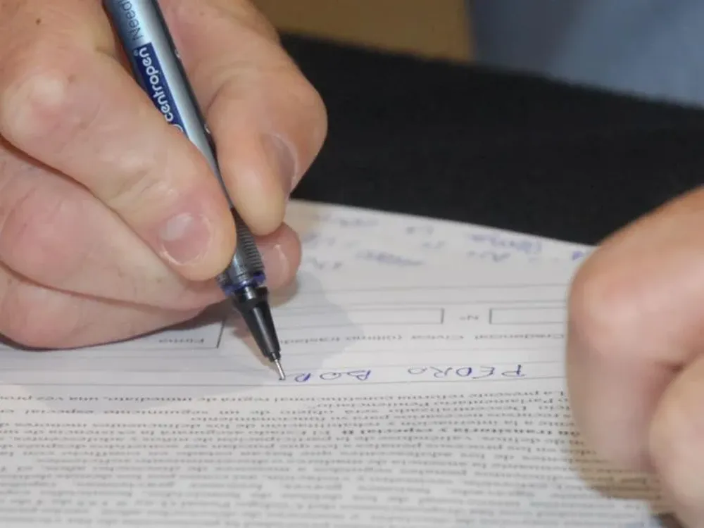 El ex secretario del Partido Colorado, Pedro Bordaberry, estampa su firma en la papeleta de la propuesta para bajar la edad de imputabilidad