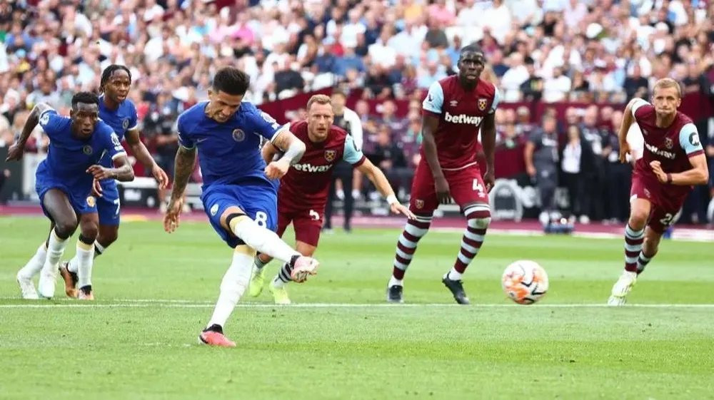 Enzo Fernández al momento de fallar el penal frente al West Ham