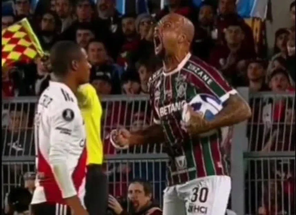 Felipe Melo debió pedir disculpas por un gesto ante River