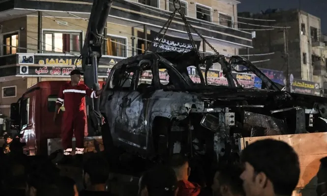 Los restos del auto donde viajaba Abu Baqir al Saadi, líder de la milicia iraquí Kataib Hezbolá.