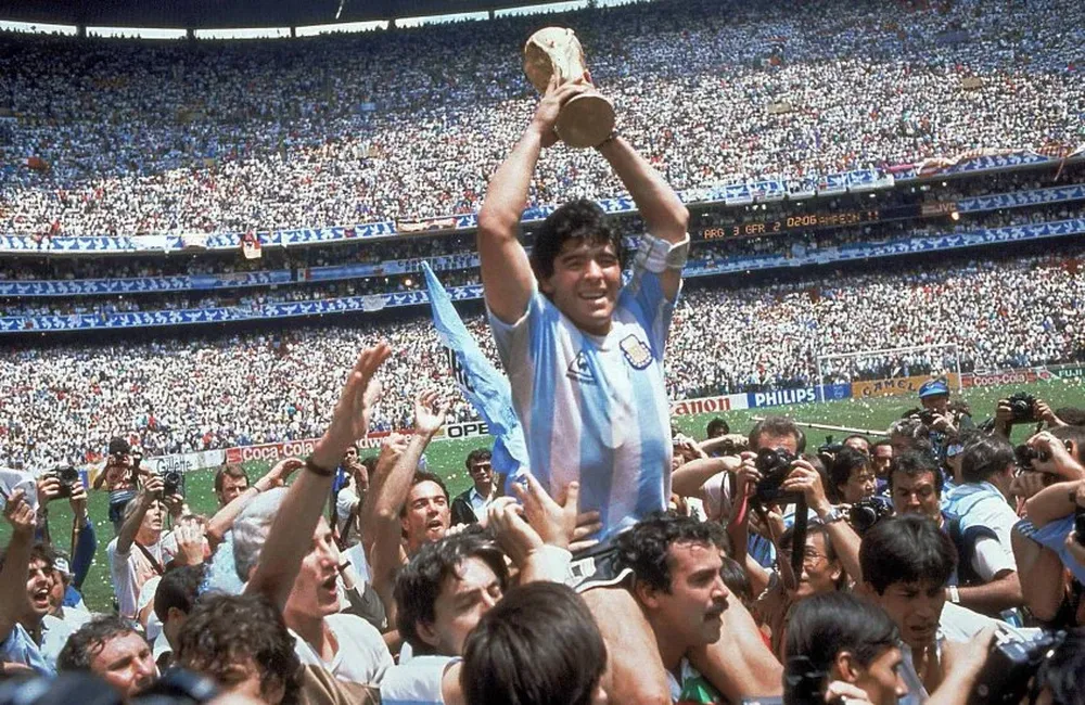 Diego Maradona, nombrado como el más grande de todos los tiempos.