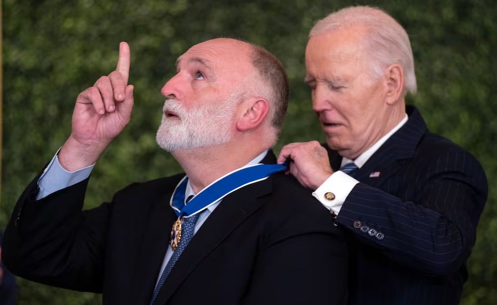 El cocinero José Andrés recibiendo una medalla de Joe Biden.