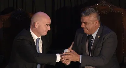 Gianni Infantino con el presidente de AFA, Claudio Tapia, en Buenos Aires