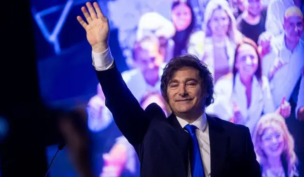 El Gobierno baja en aprobación pero Javier Milei se mantiene adelante en intención de voto.