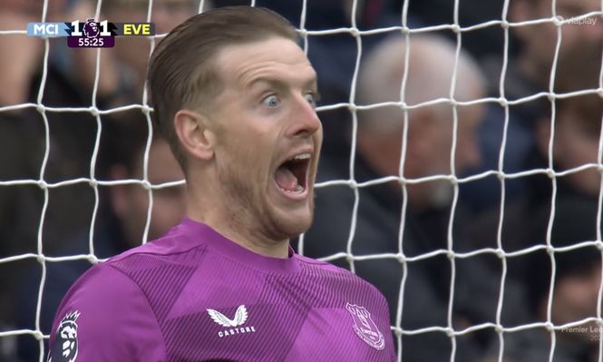 Jordan Pickford y su cara ante el penal de Erling Haaland