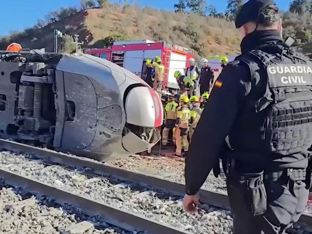 Los equipos de rescate trabajan en uno de los trenes que protagonizaron el accidente.