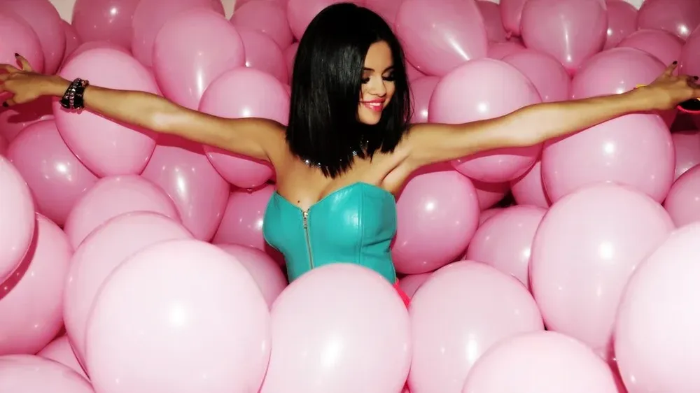 En el set de su último video, Hit the Lights