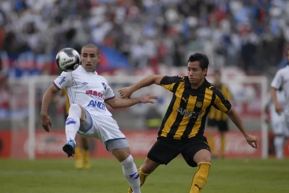 Christian Núñez y Alejandro Martinuccio en la final del Uruguayo 2009/2010