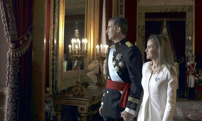 Los reyes de España se acercan al balcón
