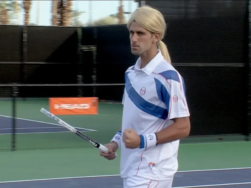 El serbio imitando a la rusa Sharapova