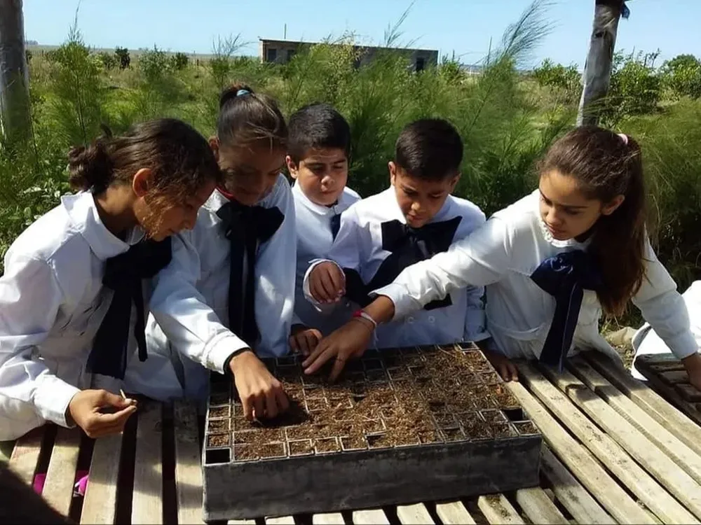 Niños de la escuela de Baltasar Brum en la huerta