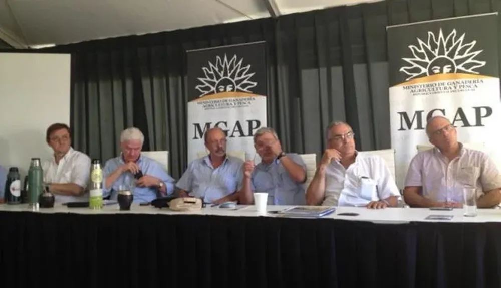 Mesa encabezada por el subsecretario de Agricultura, Enzo Benech, durante la reunión del gabinet agropecuario