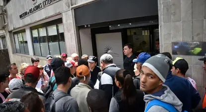 cubanos reclamaron en cancilleria agilizar tramite para obtener cedula
