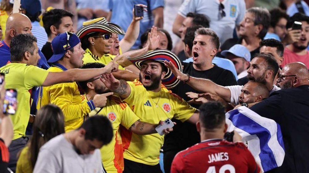 Todo empezó con un enfrentamiento entre los aficionados colombianos y uruguayos que ocupaban una misma área de la tribuna.