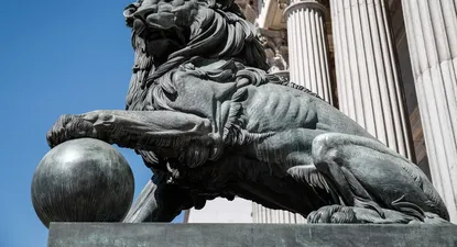 Uno de los emblemáticos leones que se encuentran delante de la fachada del Congreso de los Diputados en la Plaza de las Cortes de Madrid.(Archivo)